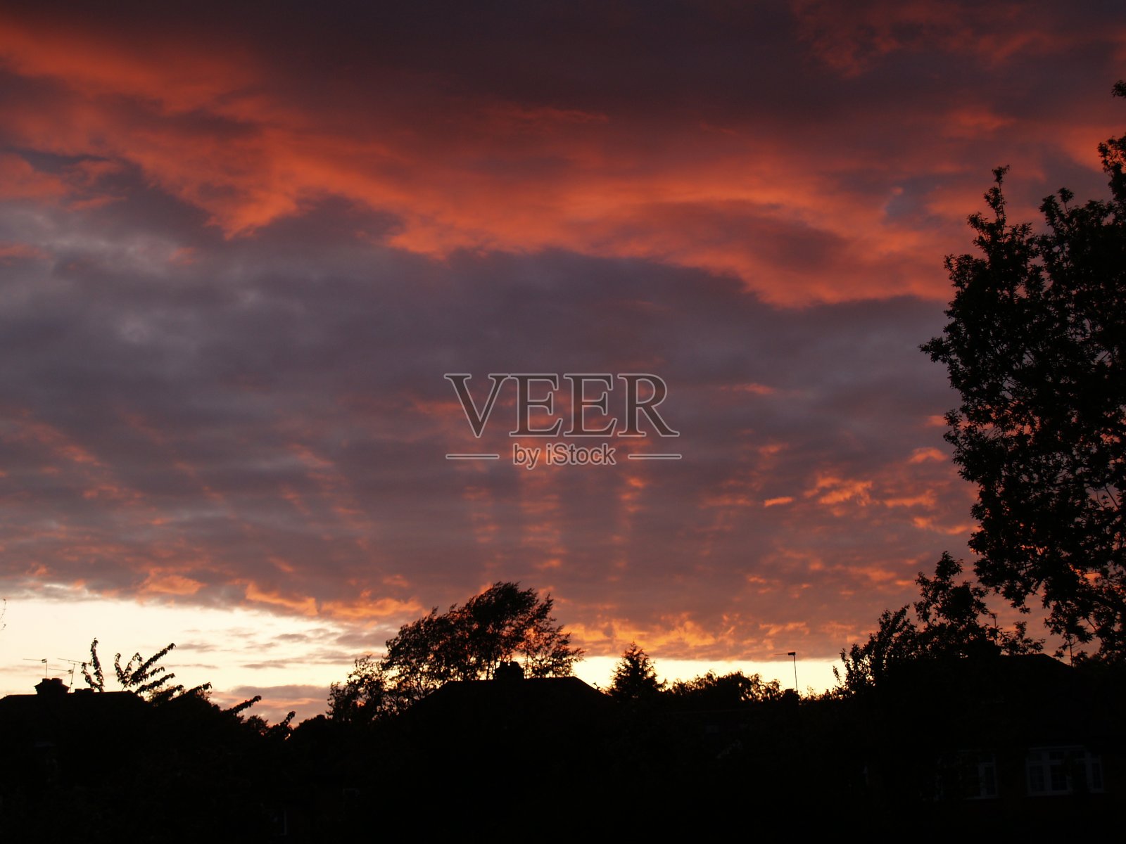 美丽的五月初日落。照片摄影图片