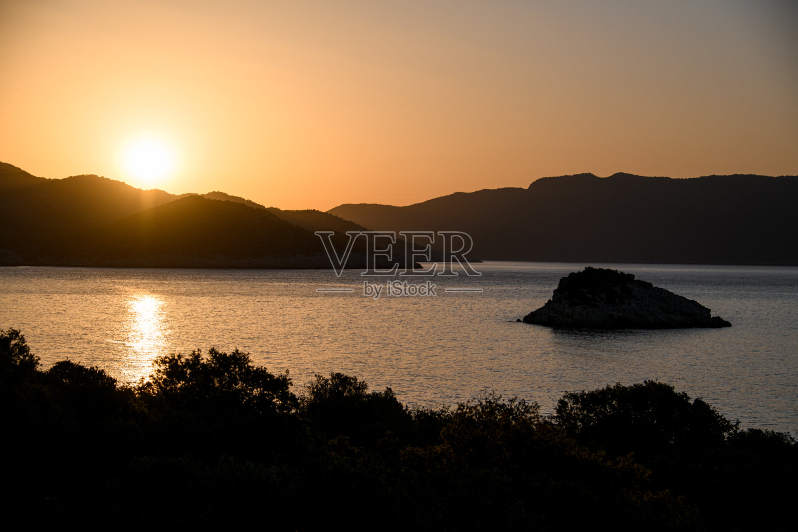 伟大的晨景，山的轮廓，大海和天空与冉冉升起的太阳。照片摄影图片