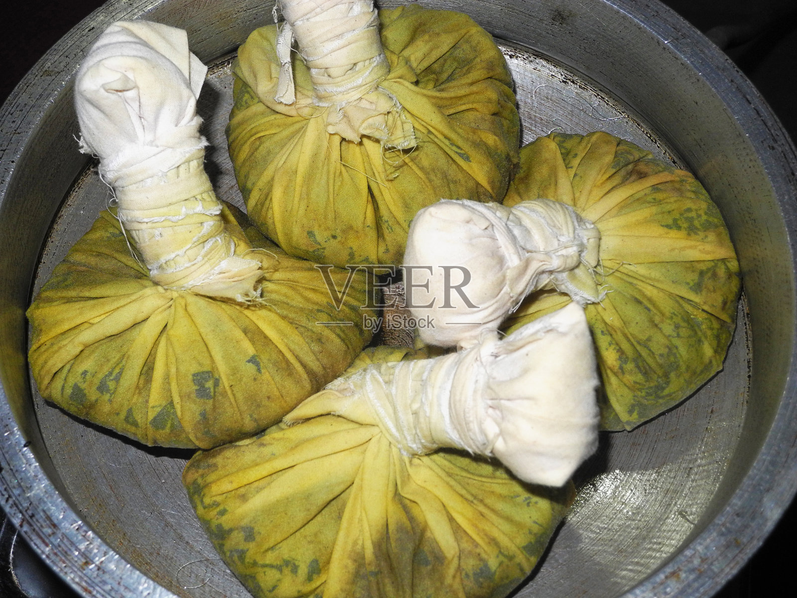 用于阿育吠陀治疗的药用植物布袋照片摄影图片