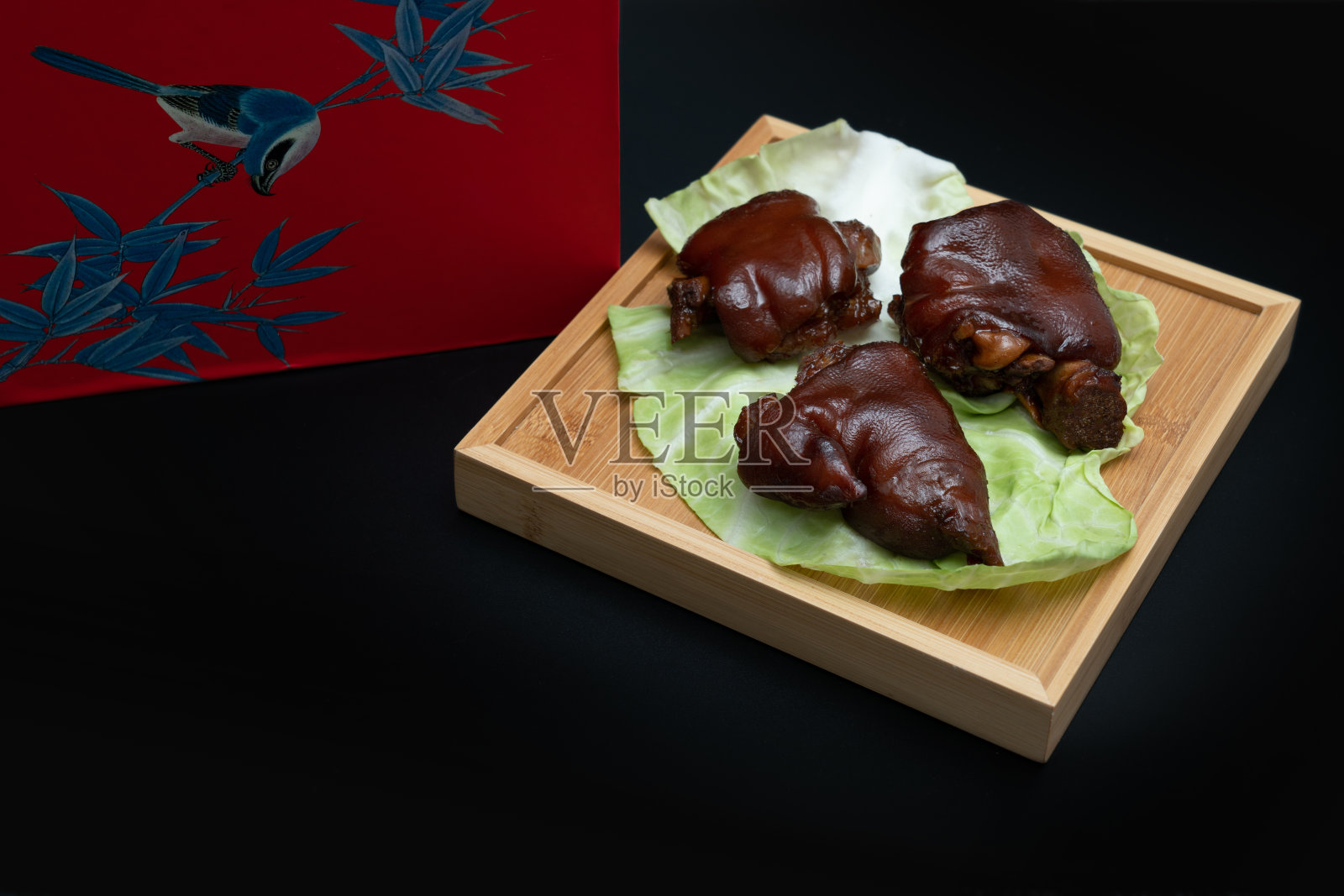 中国传统美食红烧猪蹄照片摄影图片