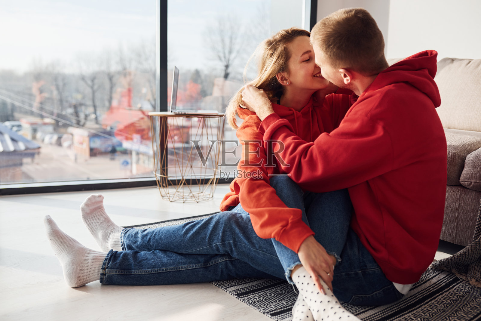 年轻可爱的夫妇一起在家附近的窗口度过周末和假期一起照片摄影图片