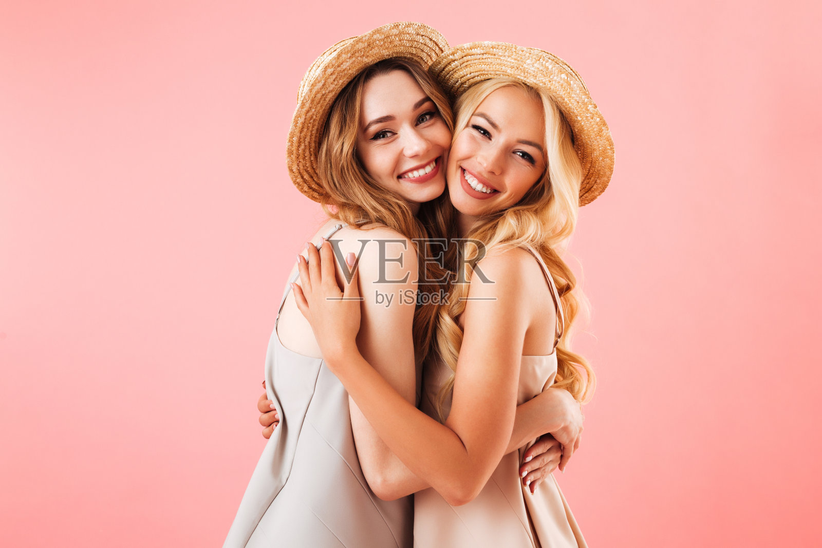 两个穿着夏装的漂亮年轻女人的肖像照片摄影图片