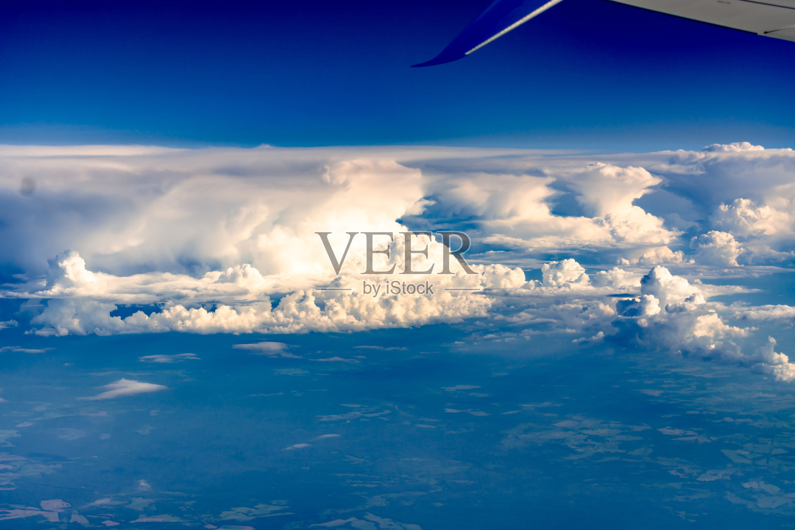 飞机窗外的云朵照片摄影图片