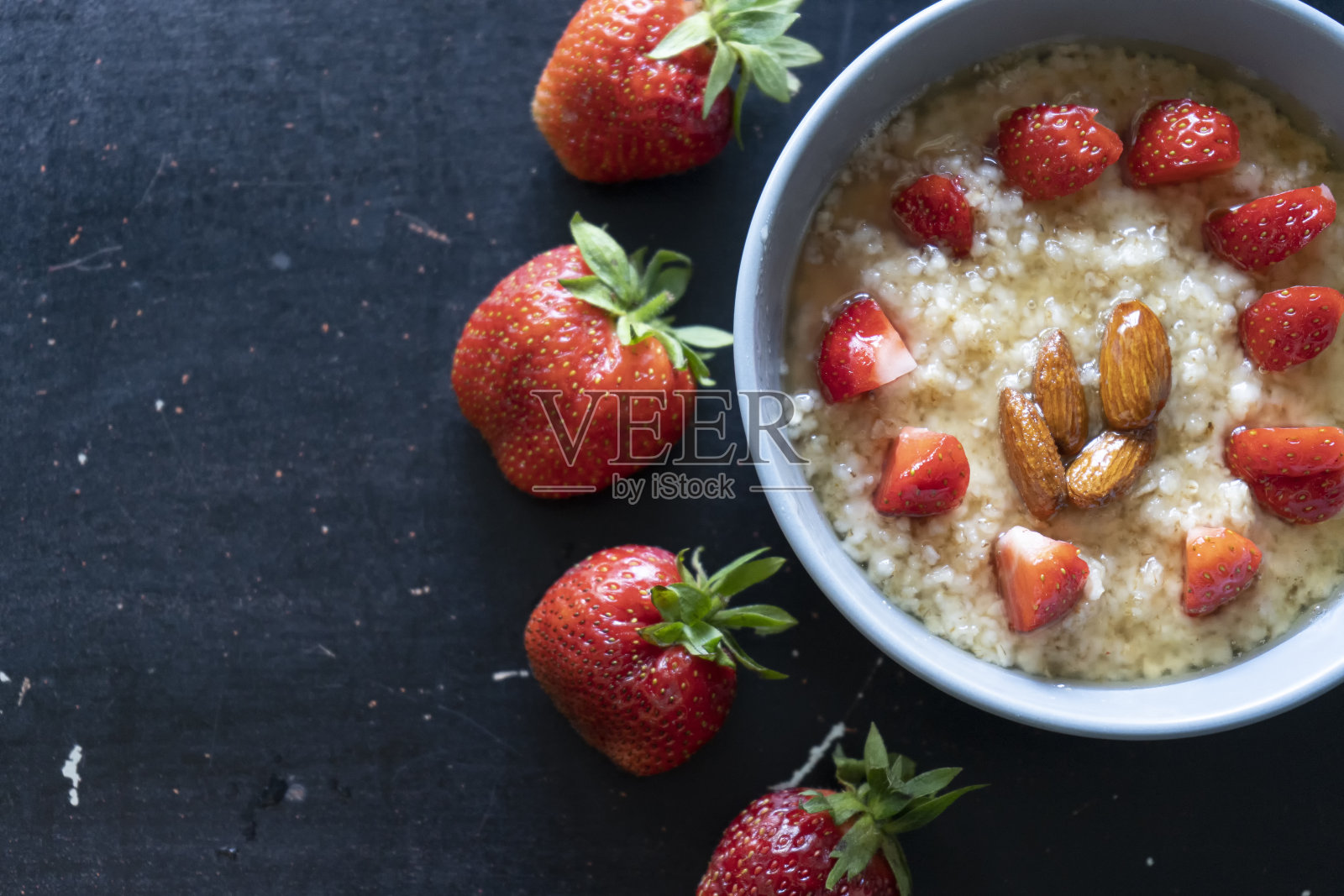新鲜草莓配燕麦片。健康的习惯照片摄影图片