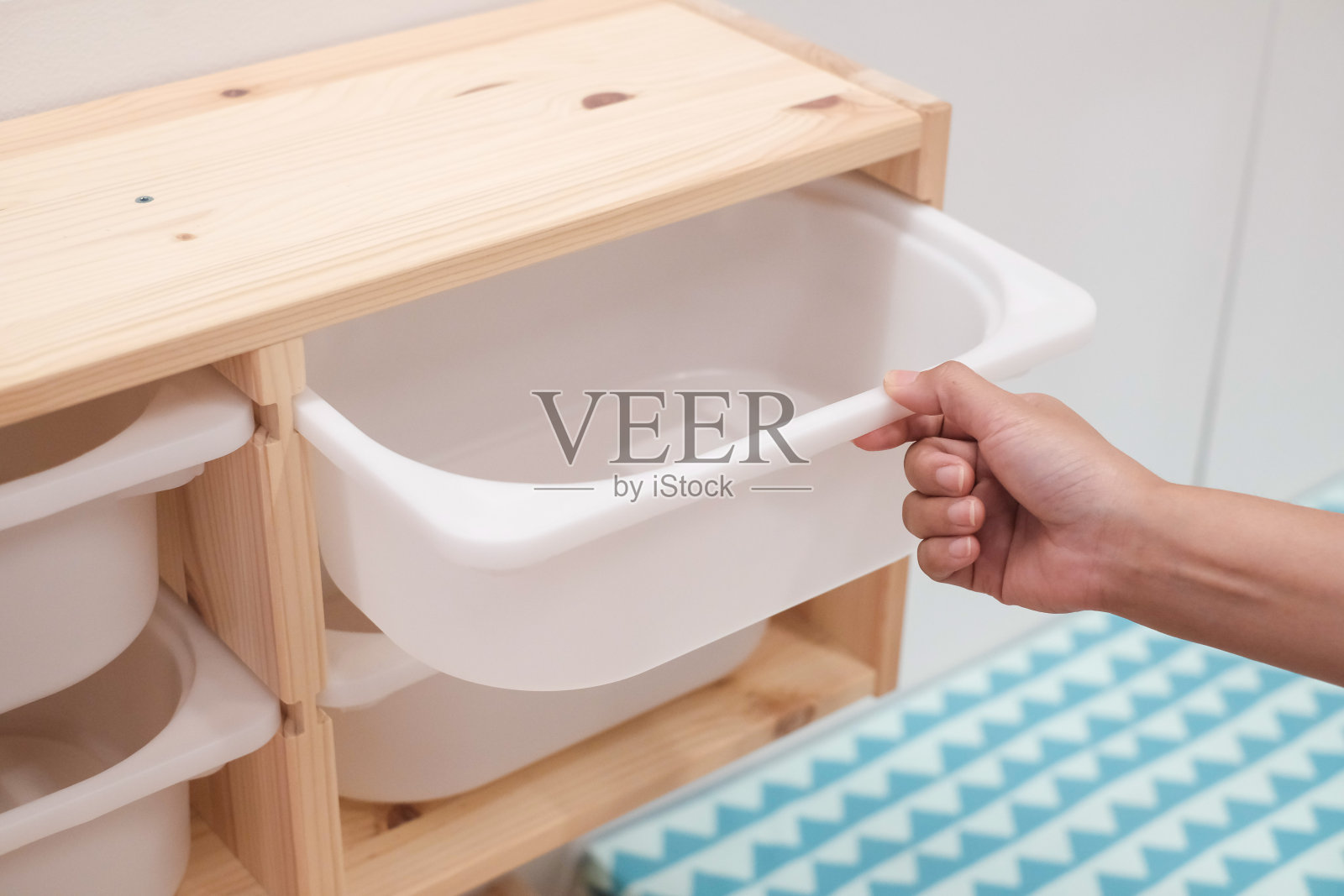 男手拉开厨房橱柜上的塑料抽屉。家居家具及装饰理念照片摄影图片