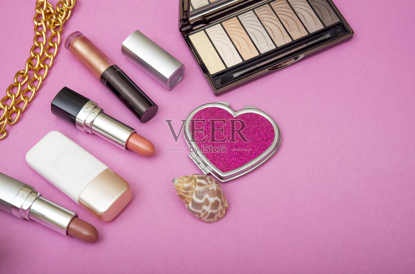 不同的化妆品和护肤产品在粉红色的横幅照片摄影图片