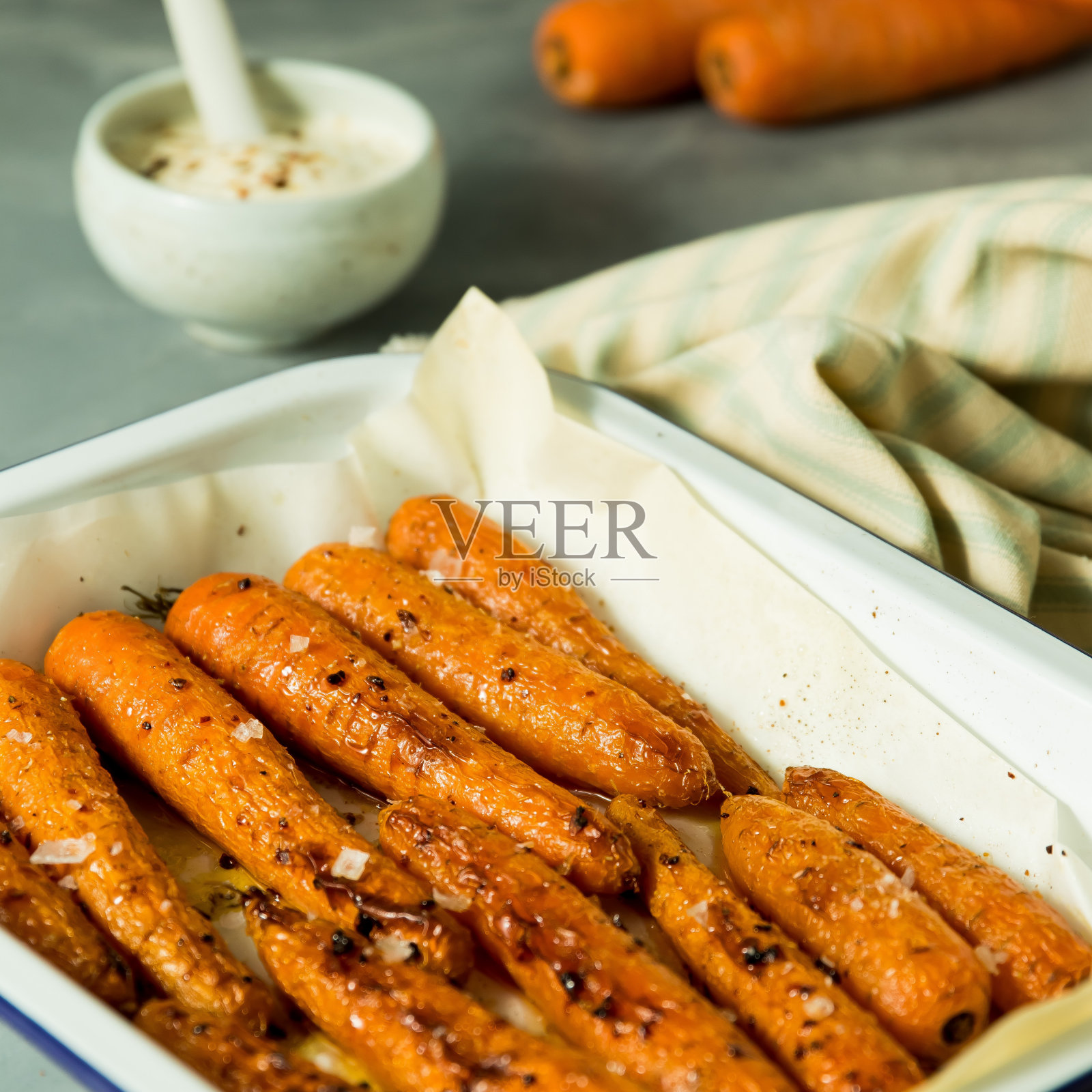 蜜汁烤胡萝卜照片摄影图片