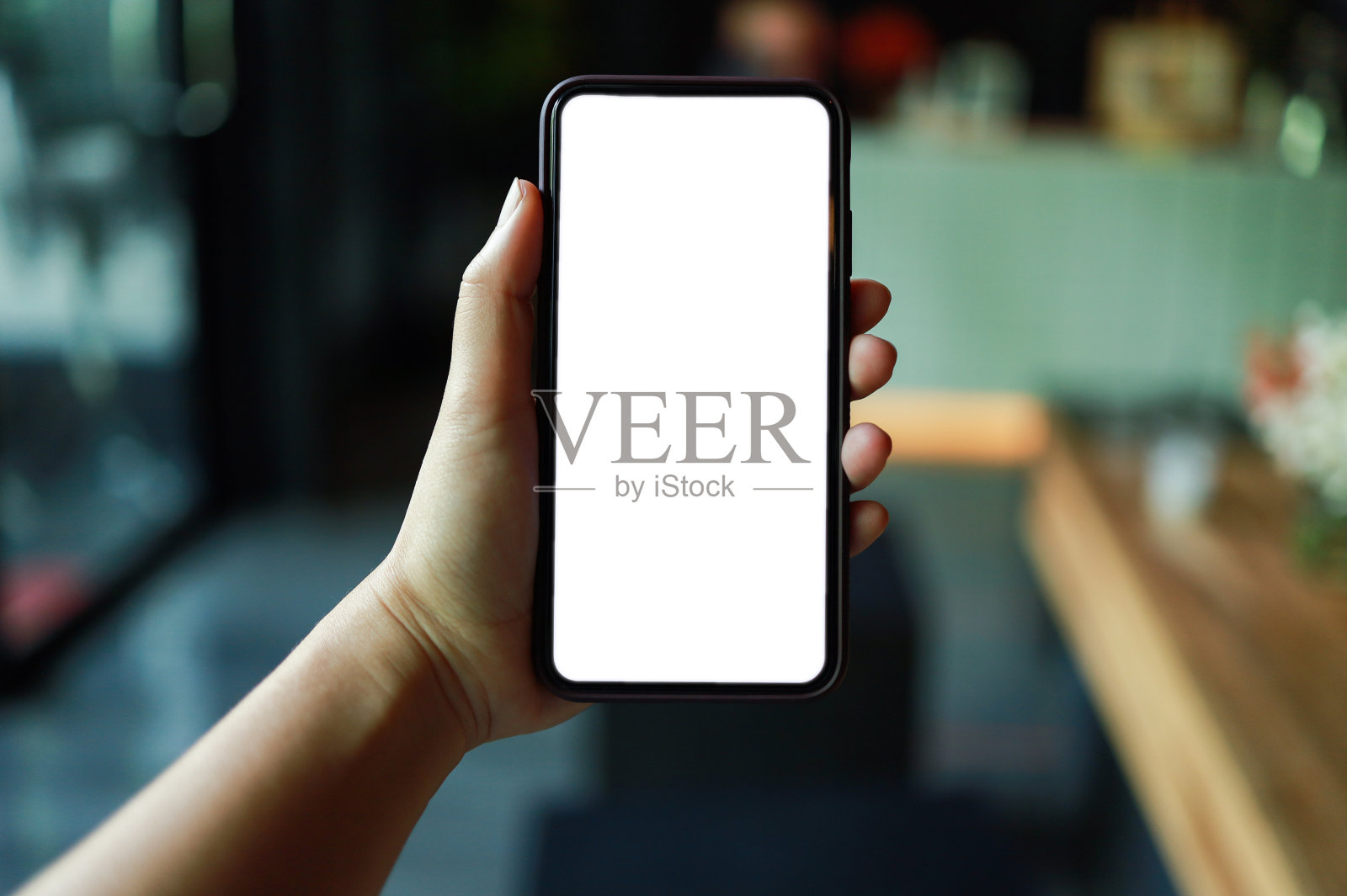 女人手里握着手机空白拷贝空间屏幕。具有科技概念的智能手机照片摄影图片