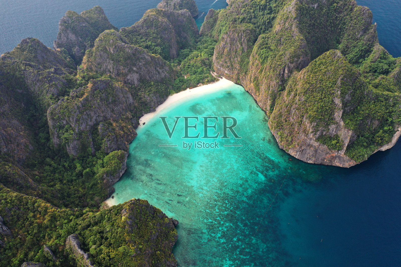 鸟瞰图玛雅湾受欢迎的地标在普吉岛，泰国。照片摄影图片