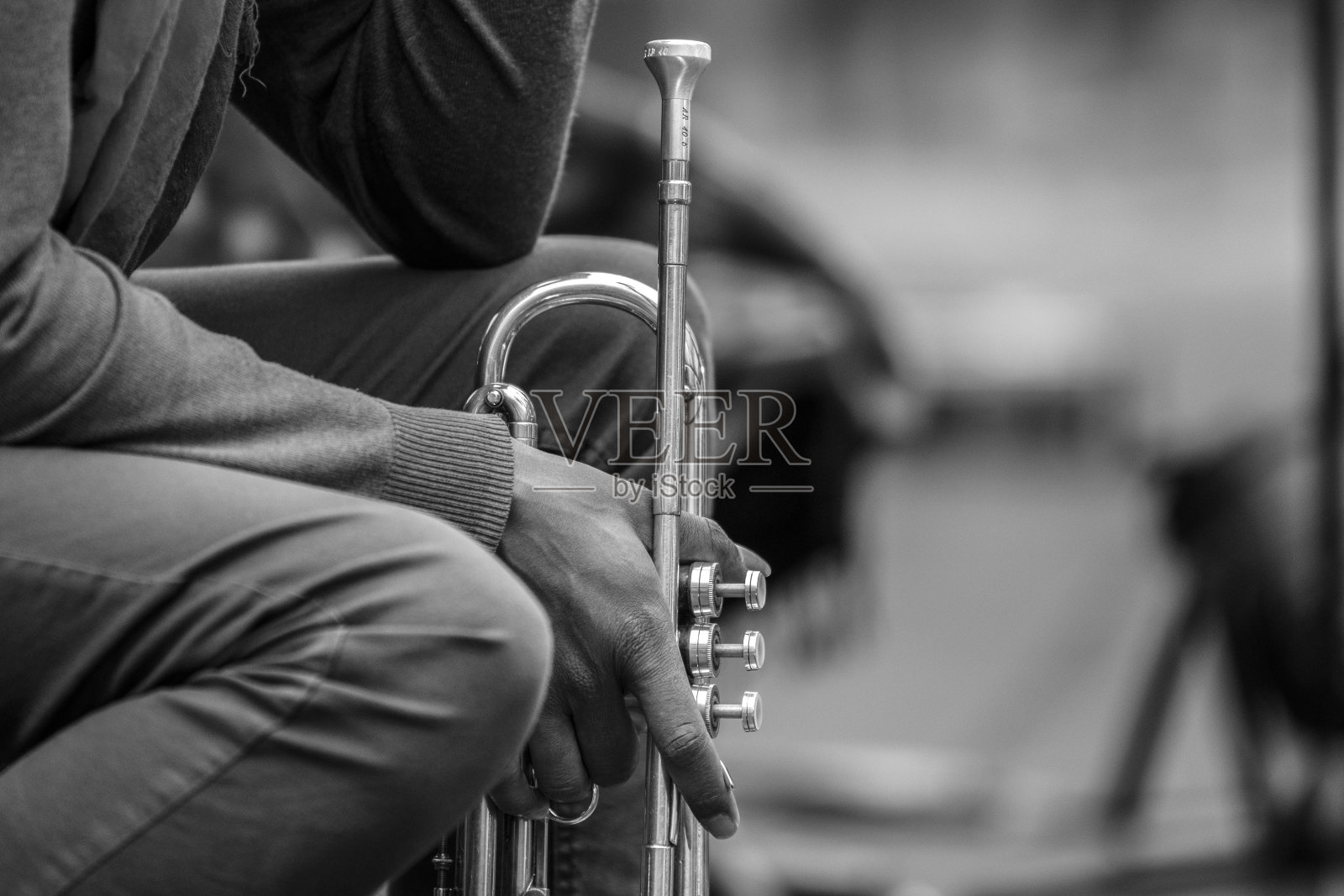 一个小号演奏家的特写照片摄影图片