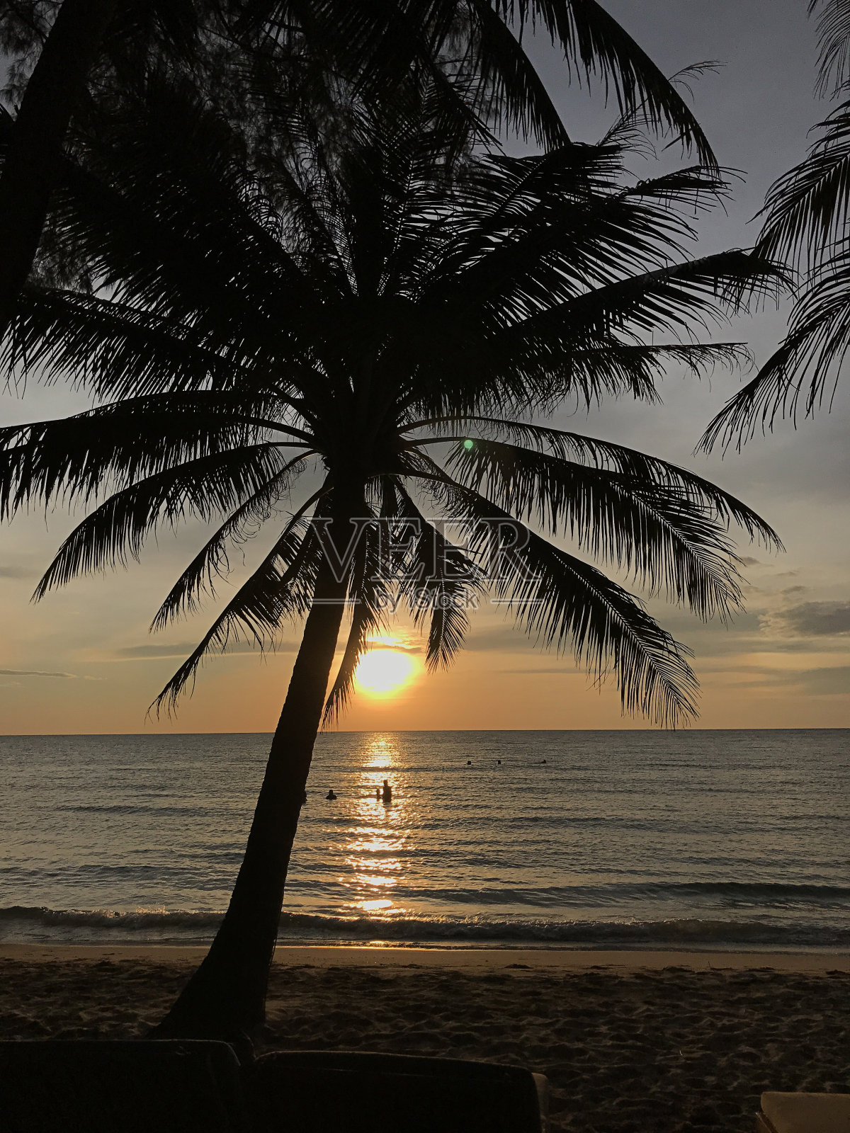 夕阳倒映在泰国特叻高吉的Klong Chaow海滩上。照片摄影图片