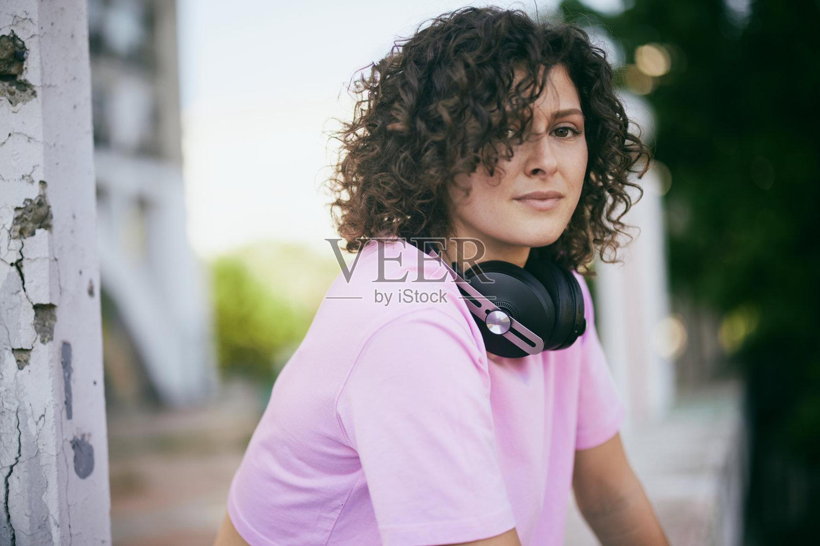 近距离的年轻女子与耳机享受她的空闲时间。照片摄影图片