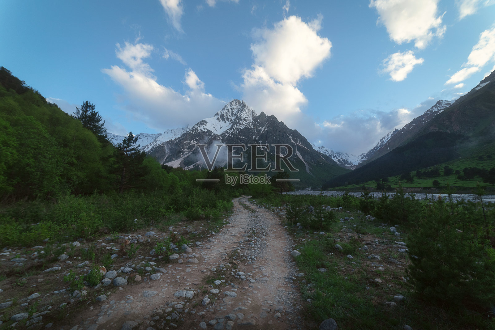 Tikhtengen山脉海拔4611米照片摄影图片