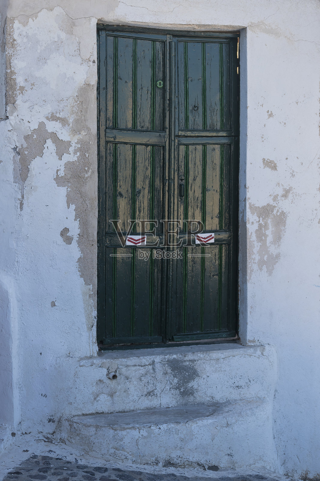 旧木门的前面有楼梯照片摄影图片
