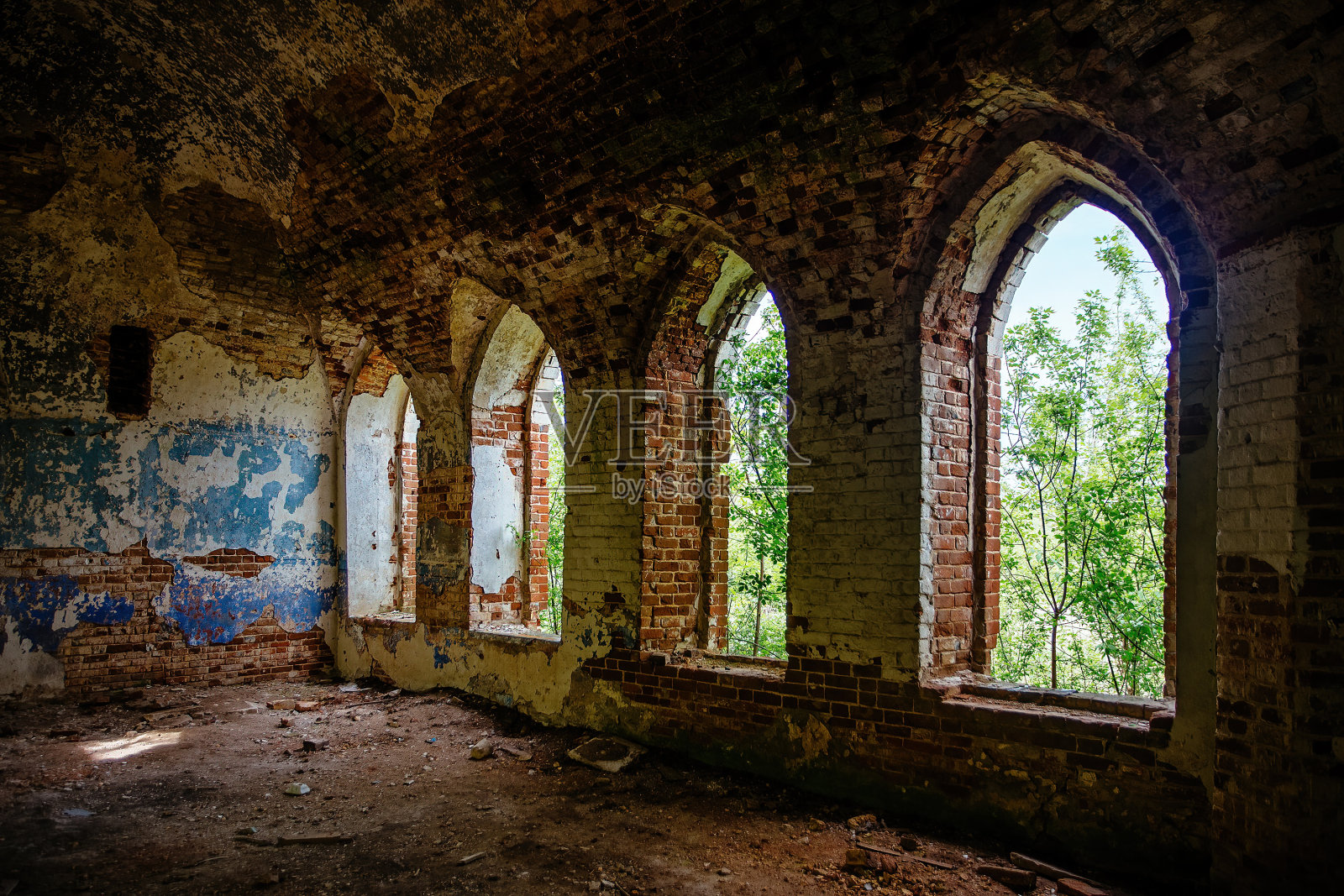 里面是一座破旧的哥特式红砖教堂照片摄影图片