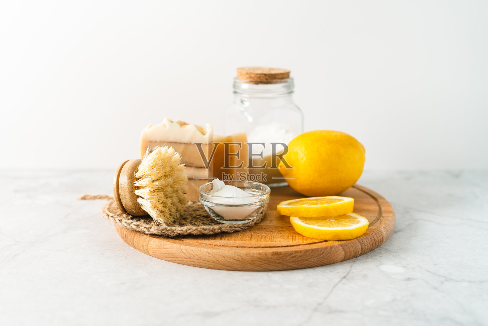 环保的天然清洁剂，将小苏打，碟刷，柠檬，肥皂放在白色大理石桌面上。自制清洁的有机成分。“零浪费”的概念照片摄影图片