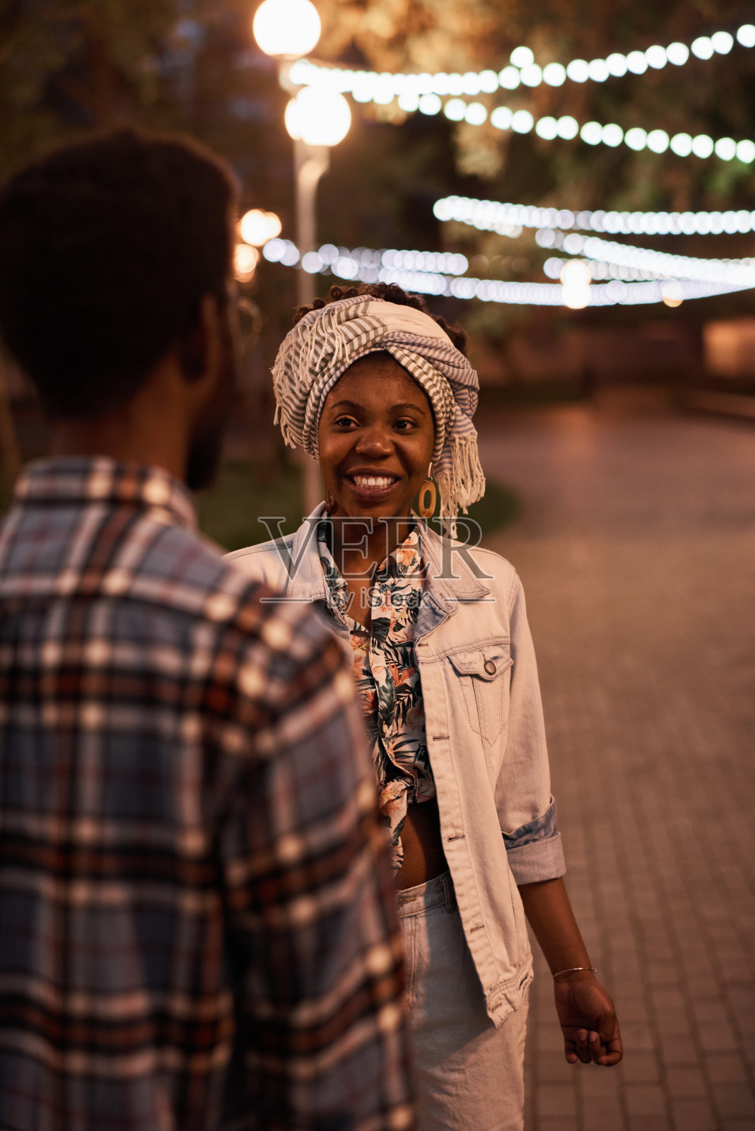 傍晚散步的夫妇照片摄影图片