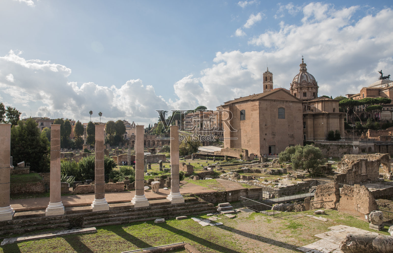 在美丽的秋天里拍摄的罗马论坛照片摄影图片