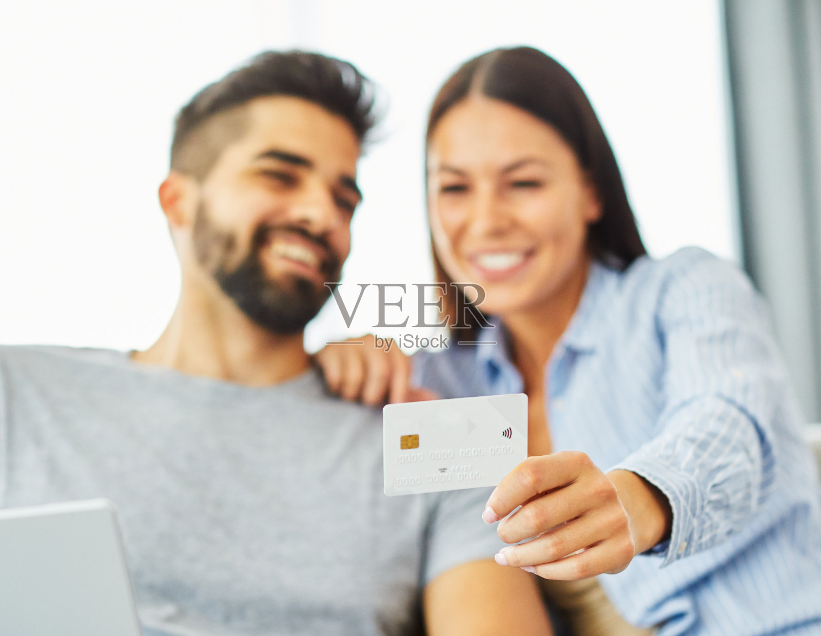 年轻夫妇一起开心的平板电脑男人女人购物信用卡购买订单网上支付购买照片摄影图片