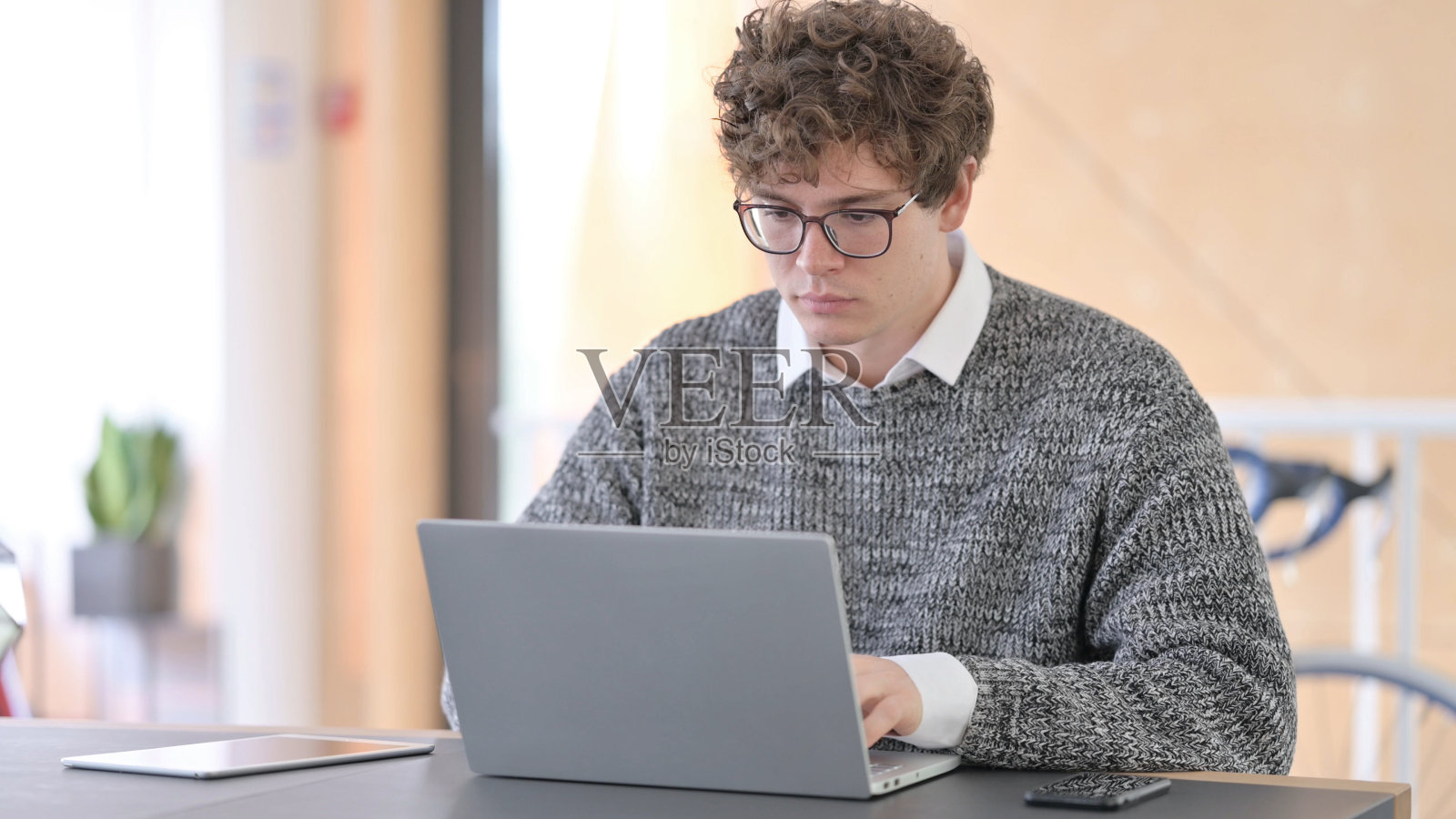 用笔记本电脑工作的年轻人照片摄影图片