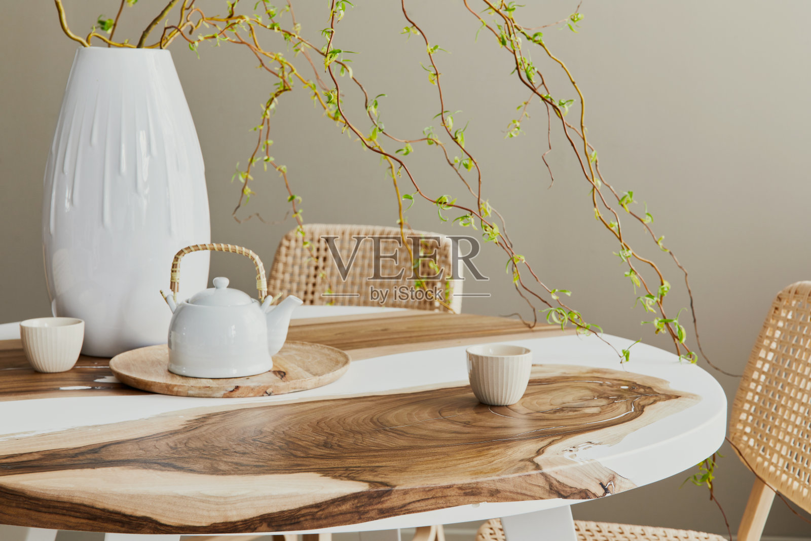 时尚的餐厅内饰与家庭餐桌。模板。照片摄影图片