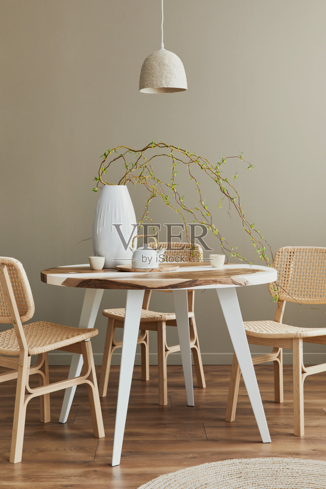 时尚的餐厅内饰与家庭餐桌。模板。照片摄影图片