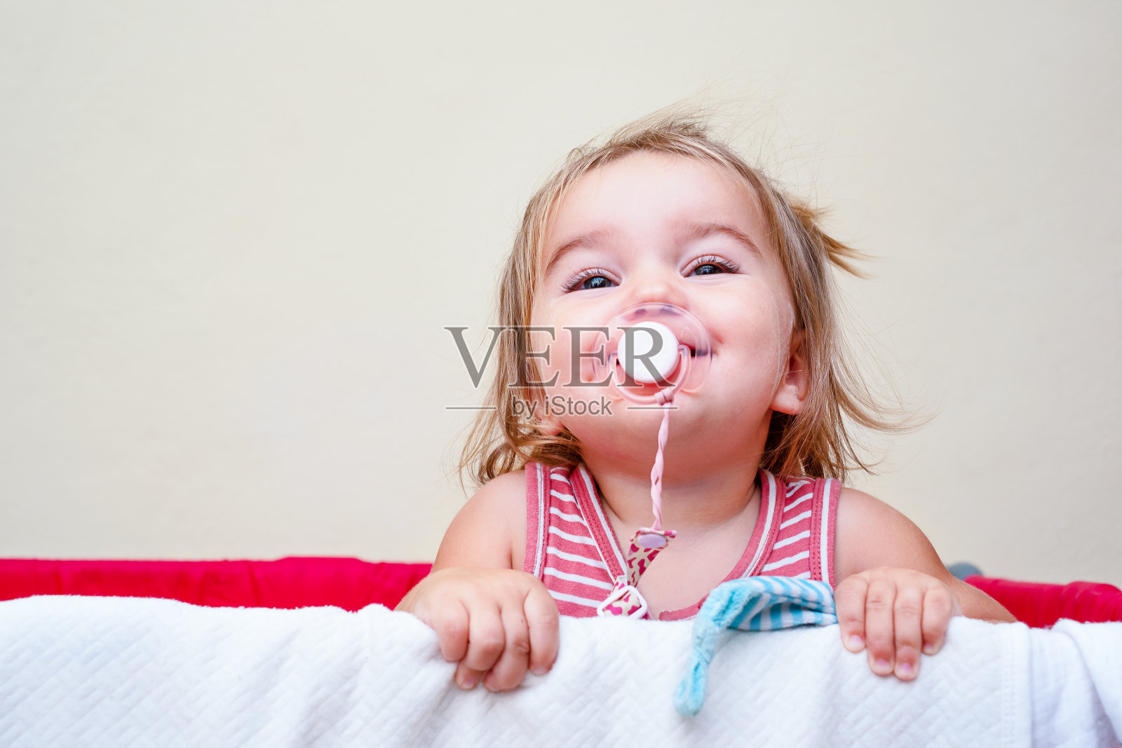 宝宝在床上照片摄影图片