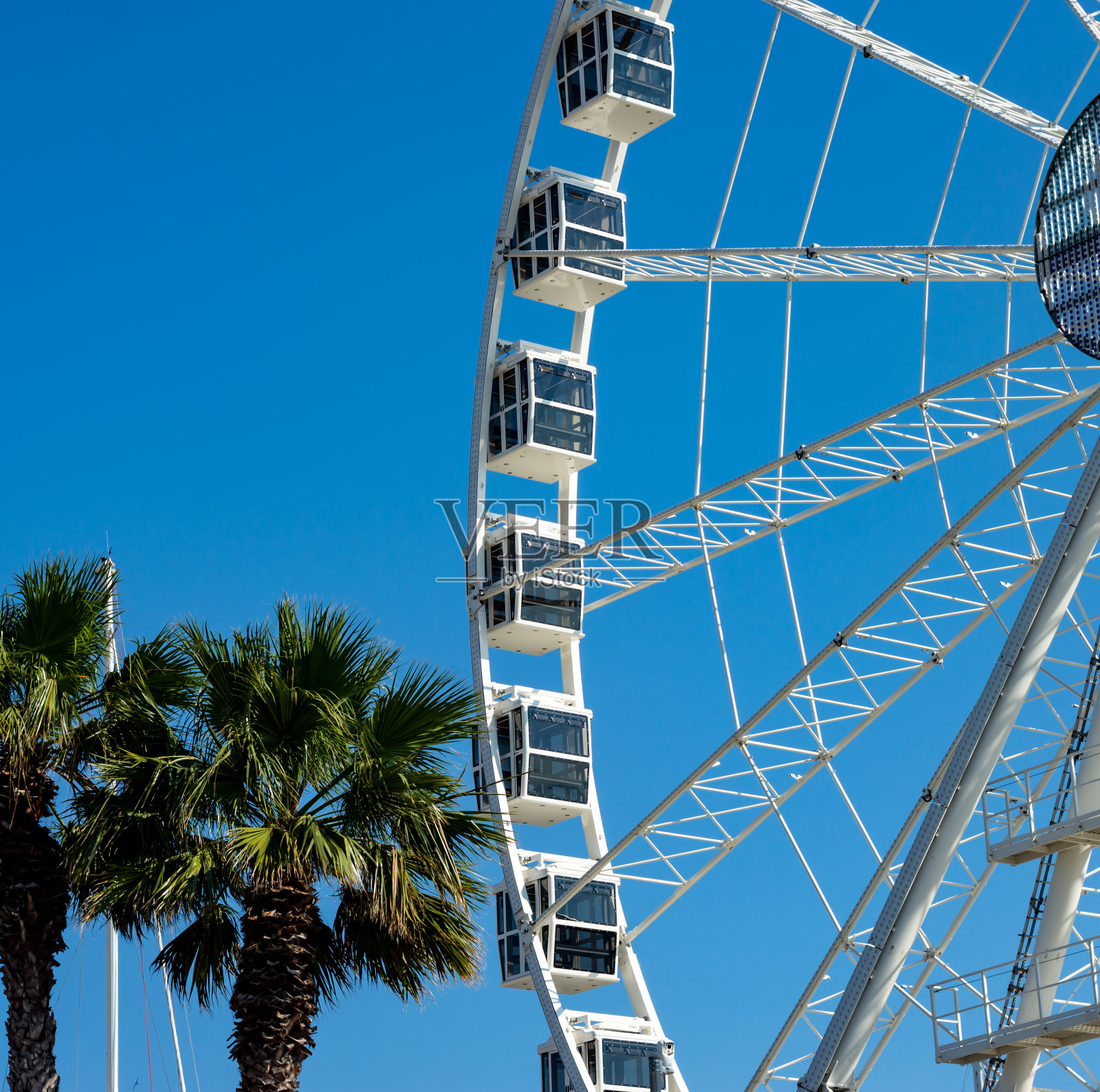 摩天轮在一个阳光明媚的日子与枯萎的云照片摄影图片