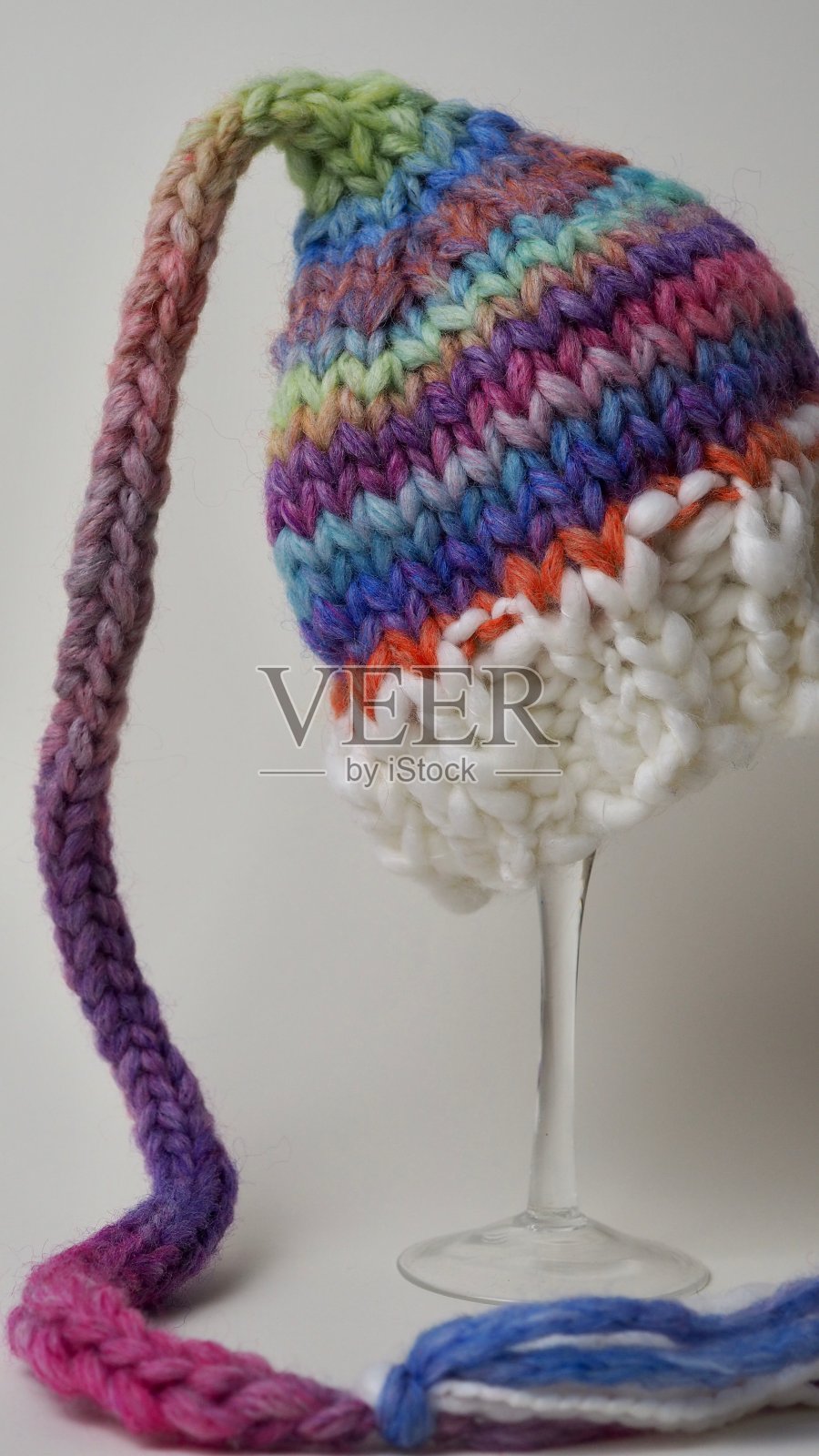 手工编织-给新生婴儿戴的精灵或仙子帽照片摄影图片