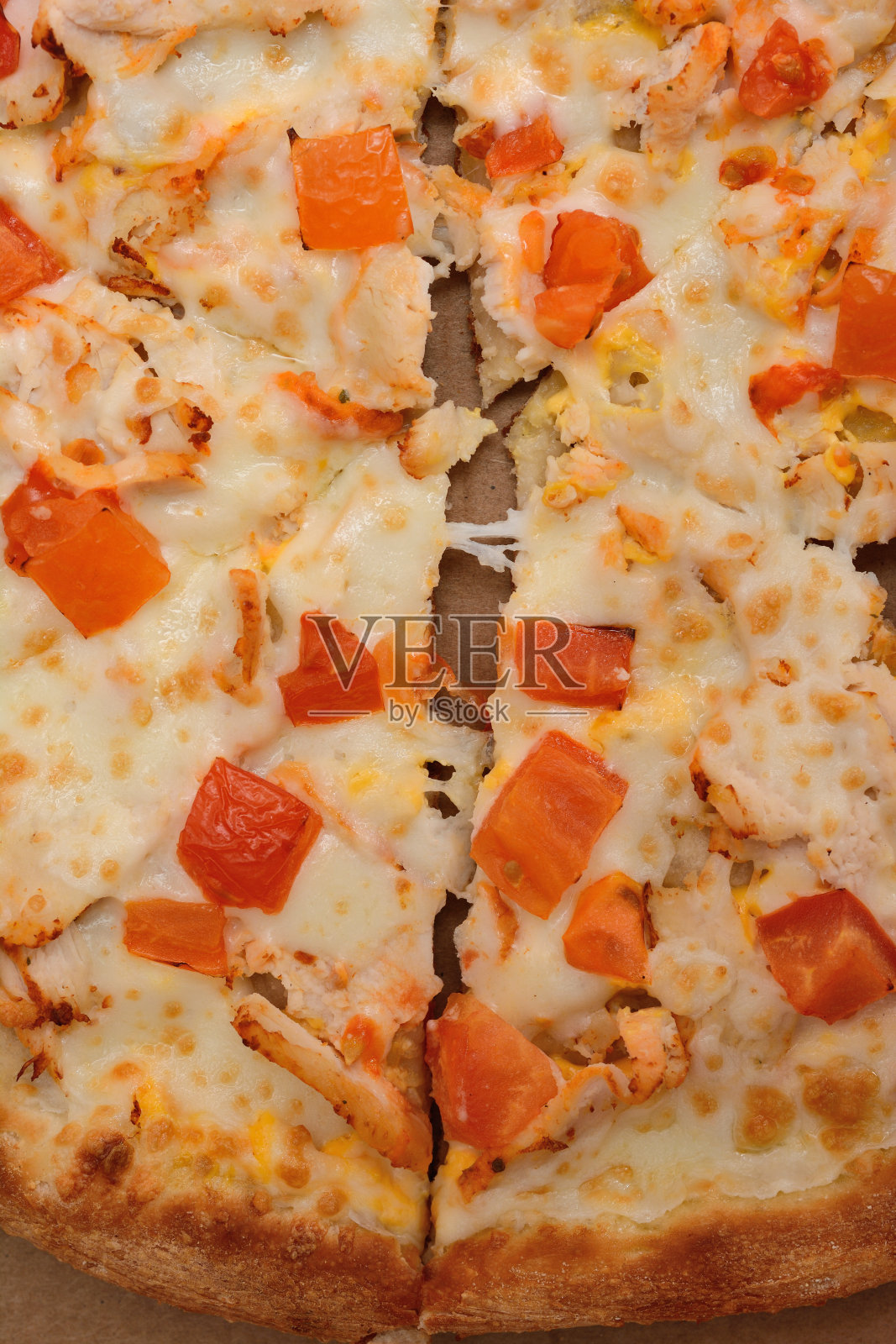 切片披萨配上热奶酪，番茄片，特写。俯视图照片摄影图片