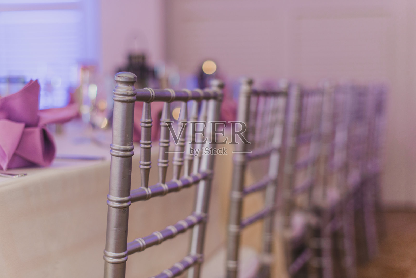 银色Chiavari椅子婚礼照片摄影图片