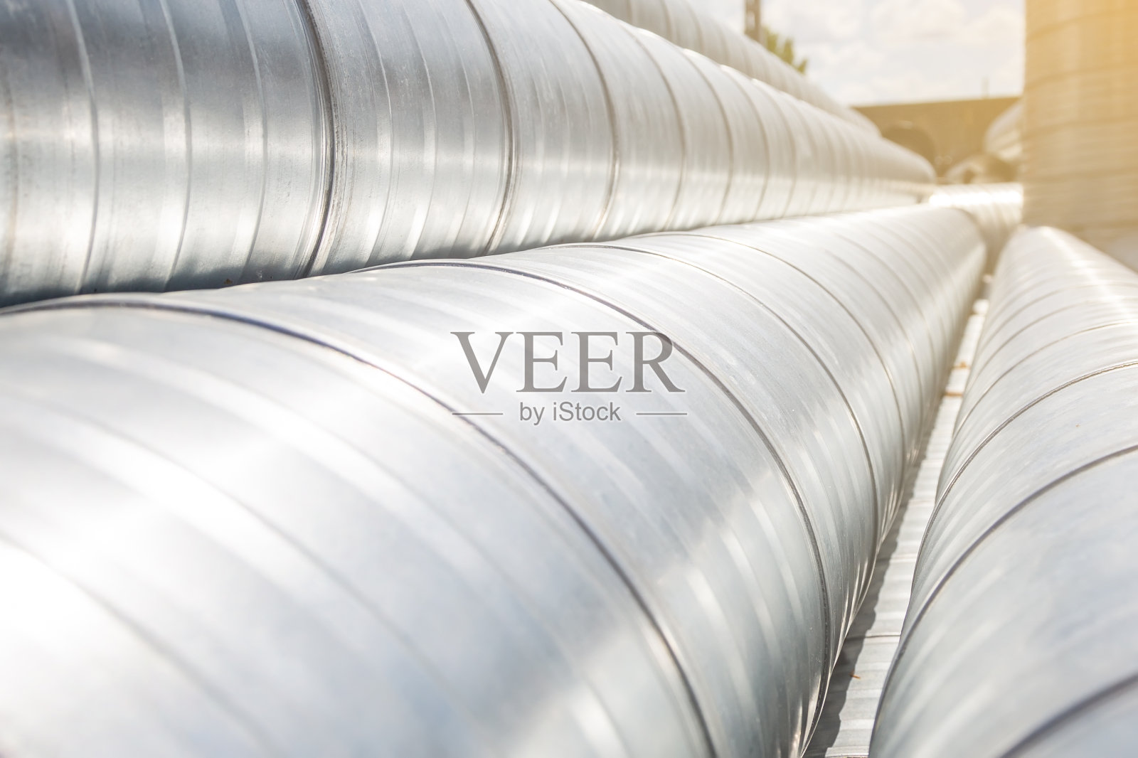 通风管仓库。仓库中工业空调系统风管施工用的钢管、零件。工业通风设备和管道系统照片摄影图片