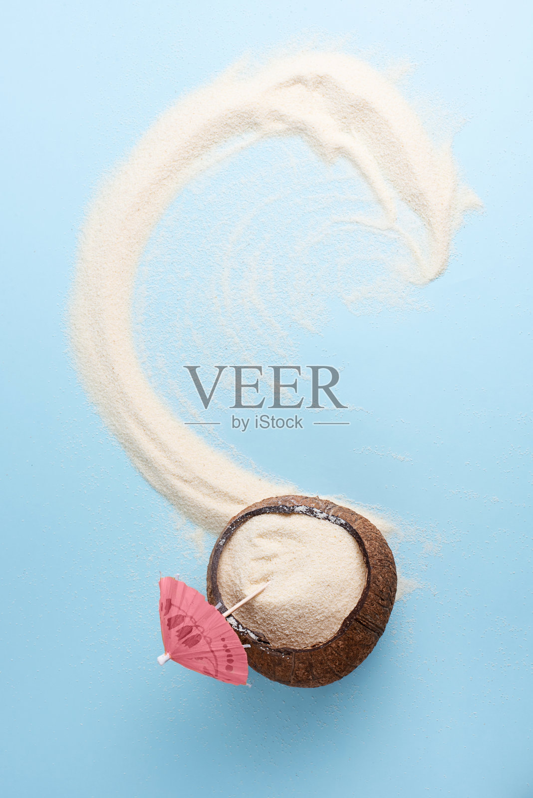 椰子与海滩沙和鸡尾酒佐特尼克在蓝色背景，旅游和度假的概念。照片摄影图片