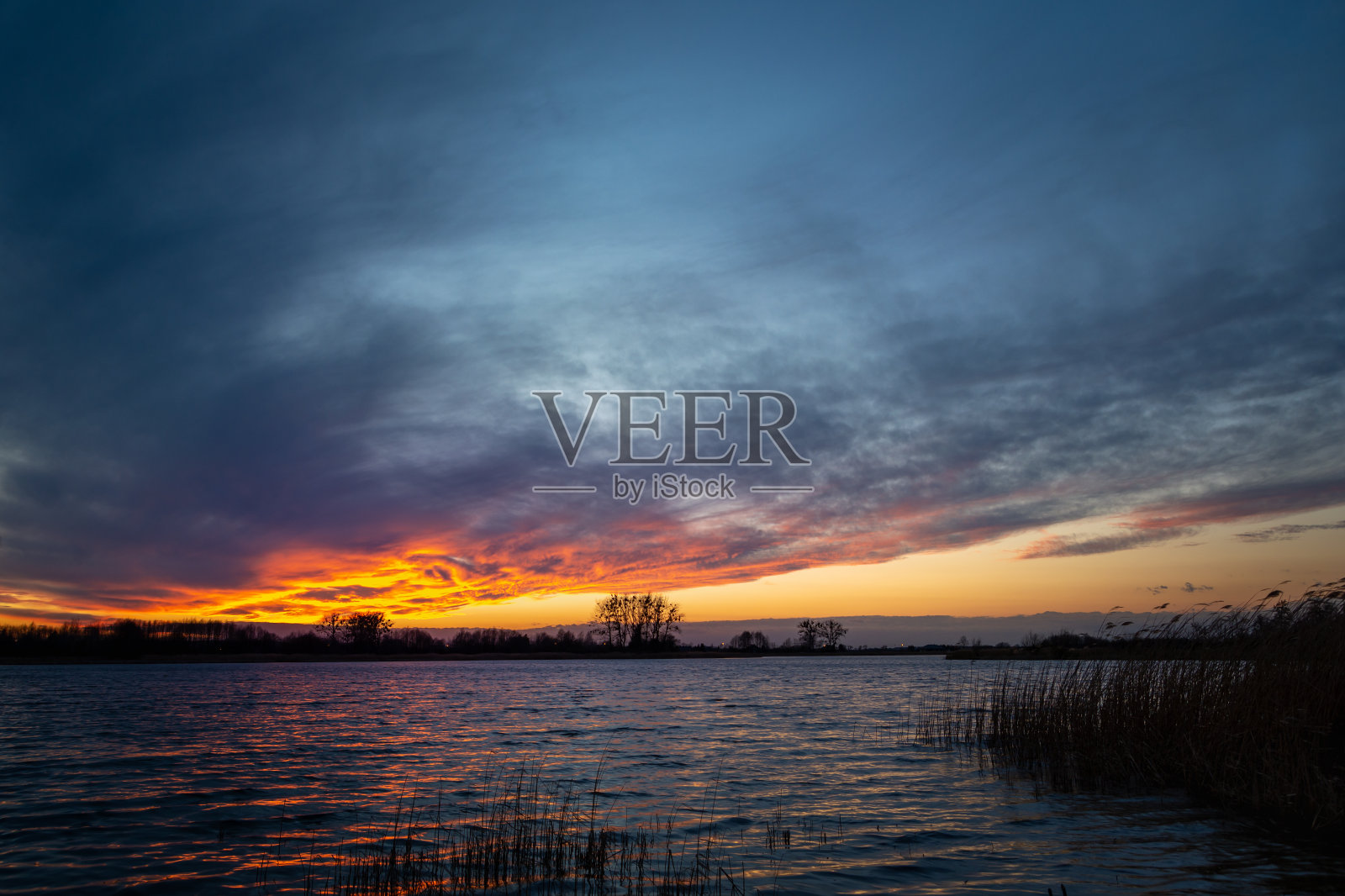 日落后湖面上的彩云照片摄影图片