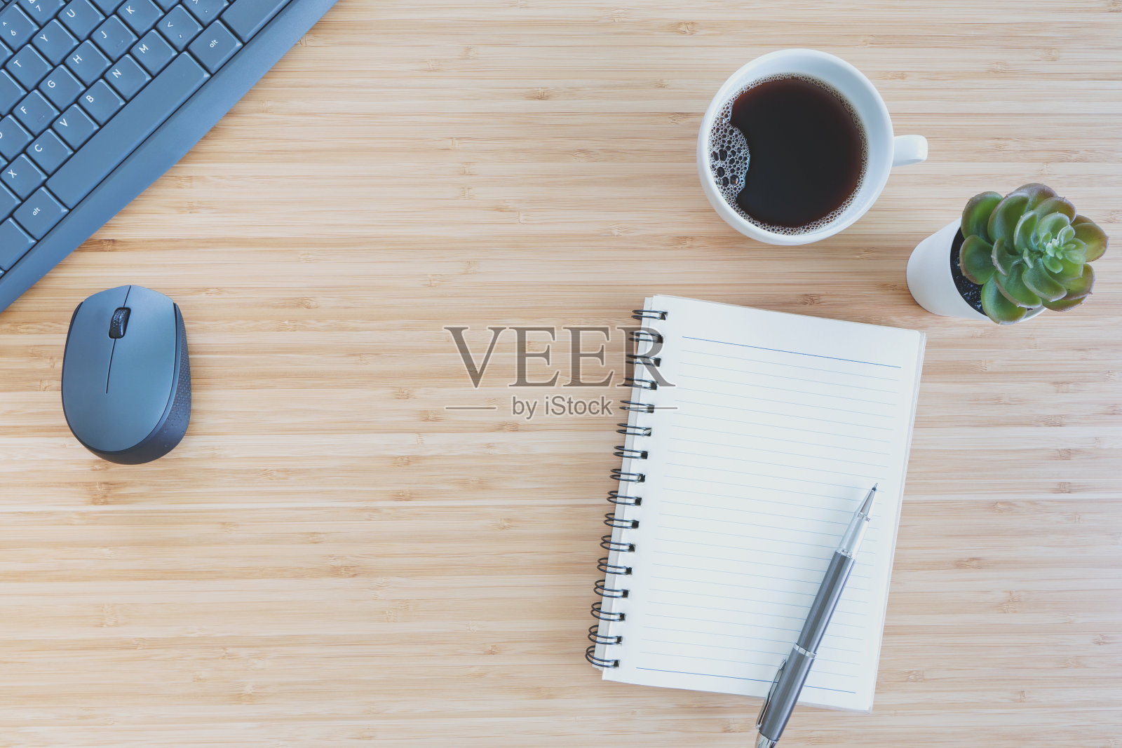 平铺构图以笔记本、笔、咖啡、植物、笔记本木为背景。俯视图照片摄影图片