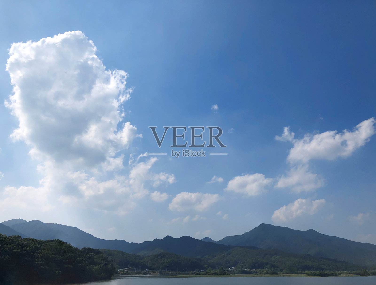 蓝色的天空中有明亮的白云照片摄影图片