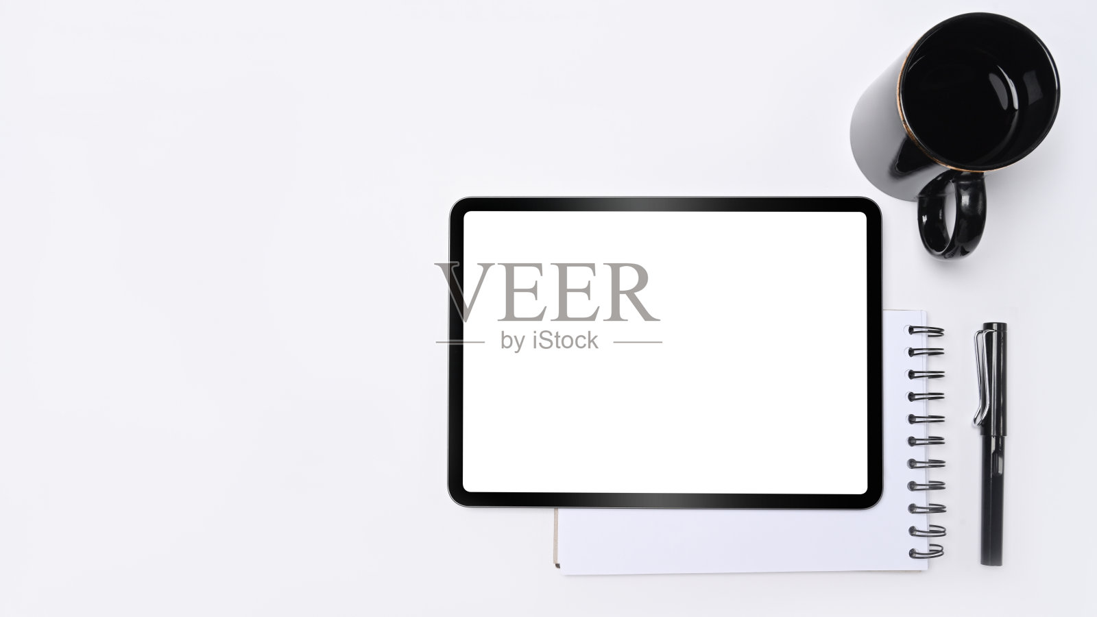 在整洁的工作空间里模拟数码平板电脑、笔记本电脑和咖啡杯。照片摄影图片