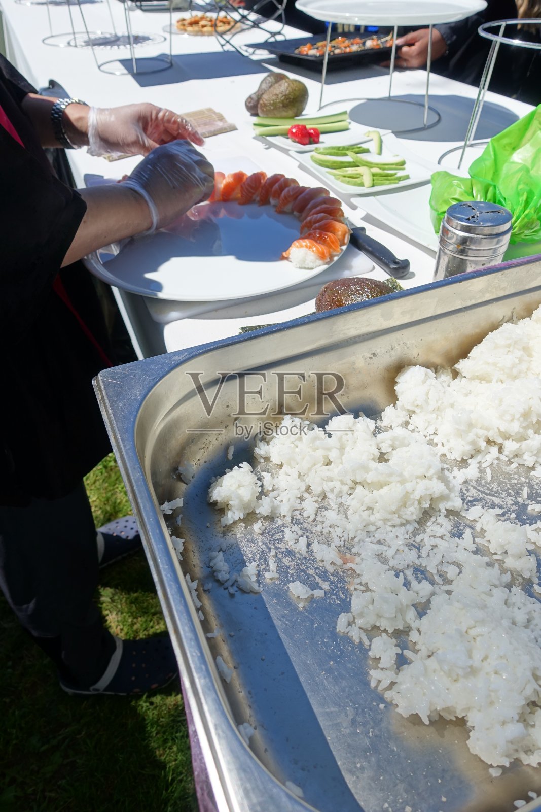 日本厨师为户外自助餐准备寿司照片摄影图片