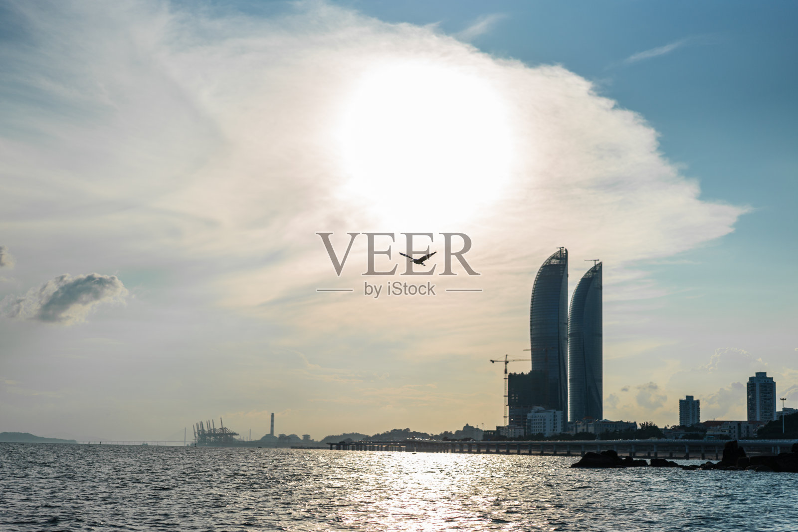 日落前的厦门双塔，巨大的阳光和阴影照片摄影图片