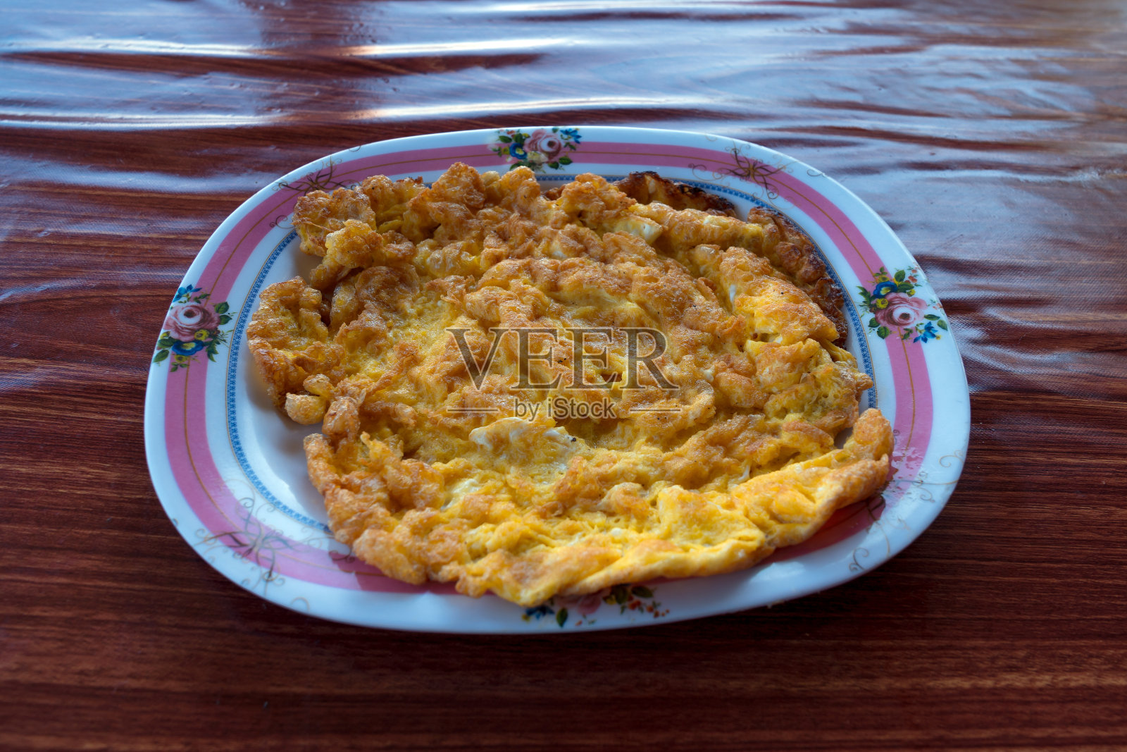 泰式煎蛋卷，由鸡蛋和肉末制成照片摄影图片