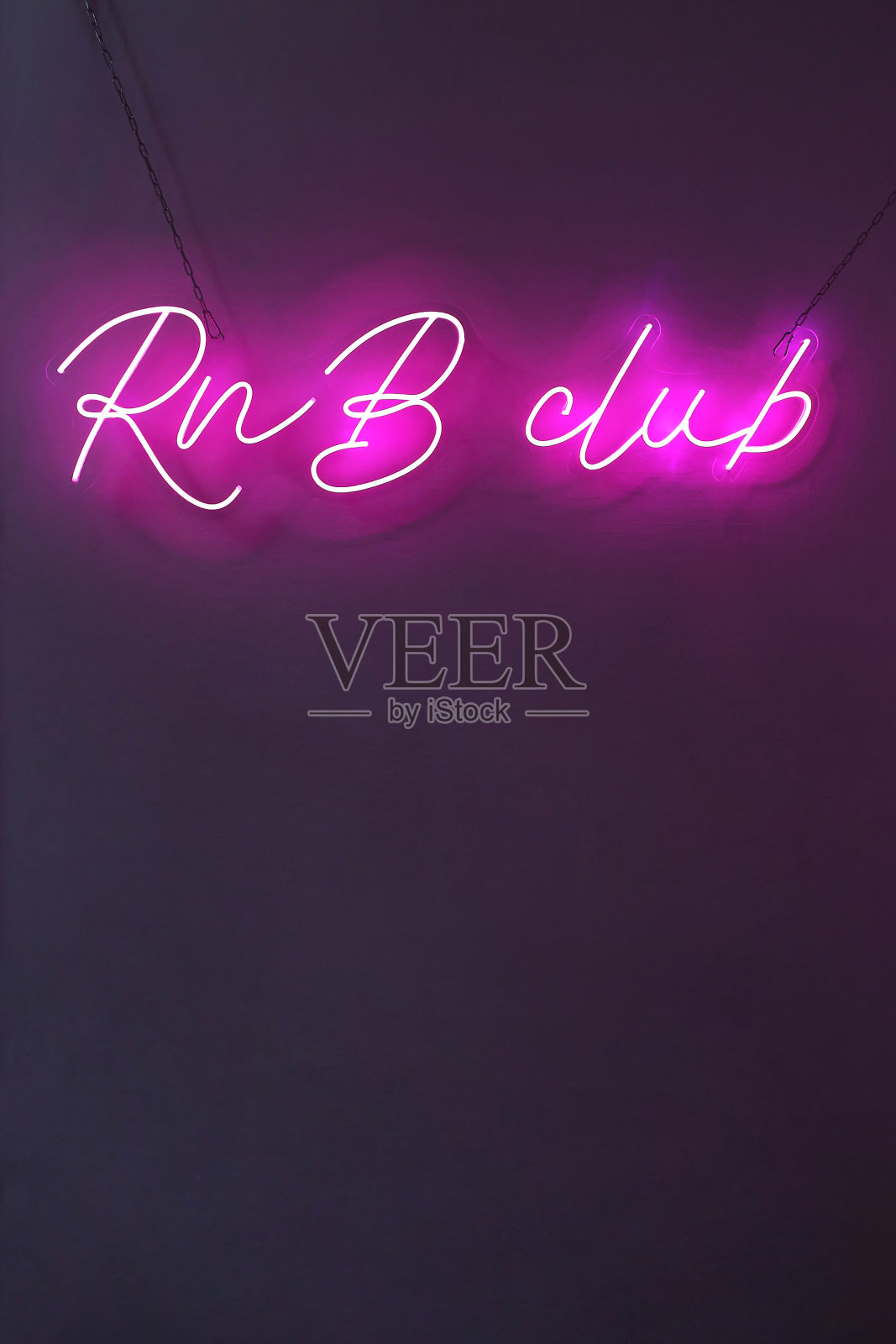 粉色霓虹标志RnB俱乐部。时尚的风格。照片摄影图片