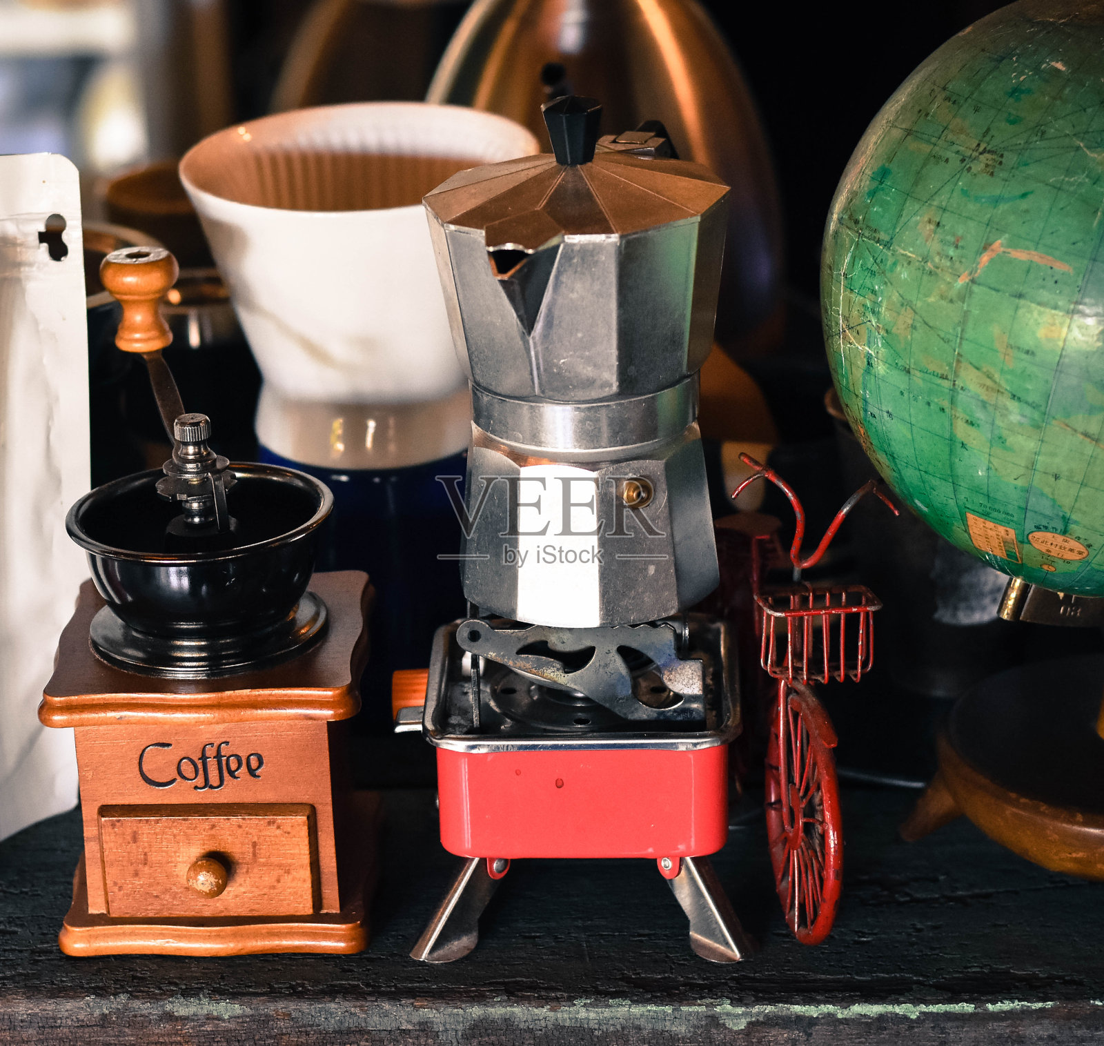 咖啡店里的手滴咖啡器照片摄影图片