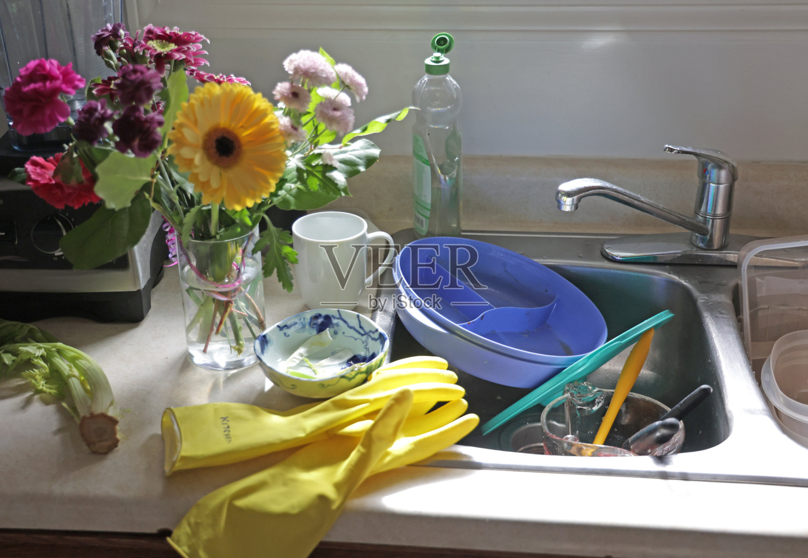 厨房水槽中可重复使用的容器照片摄影图片