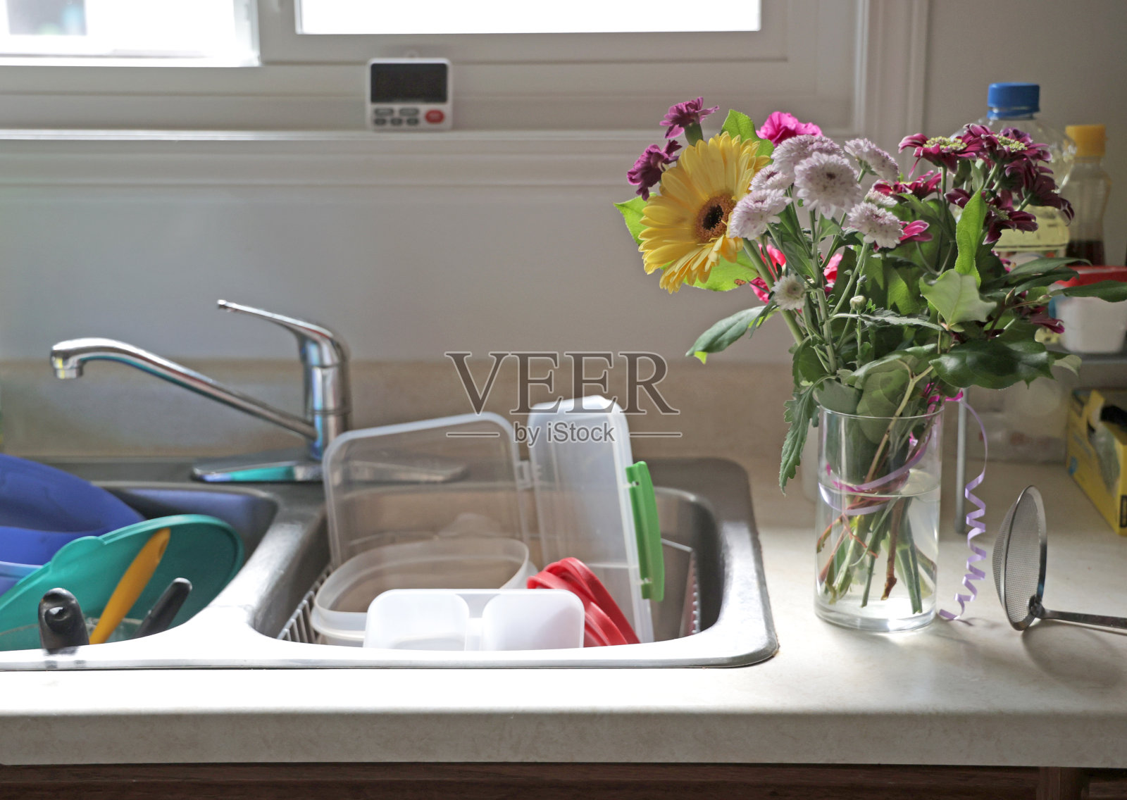 一个加拿大家庭的厨房水槽和一瓶花照片摄影图片