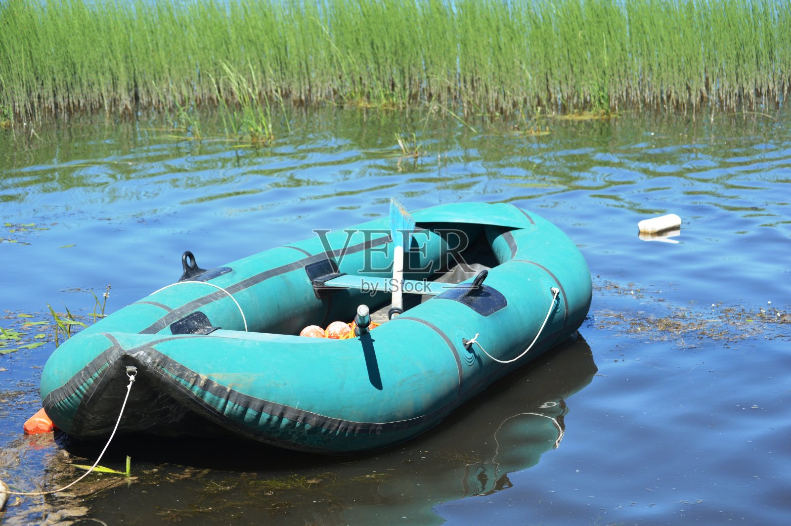 水上的船照片摄影图片