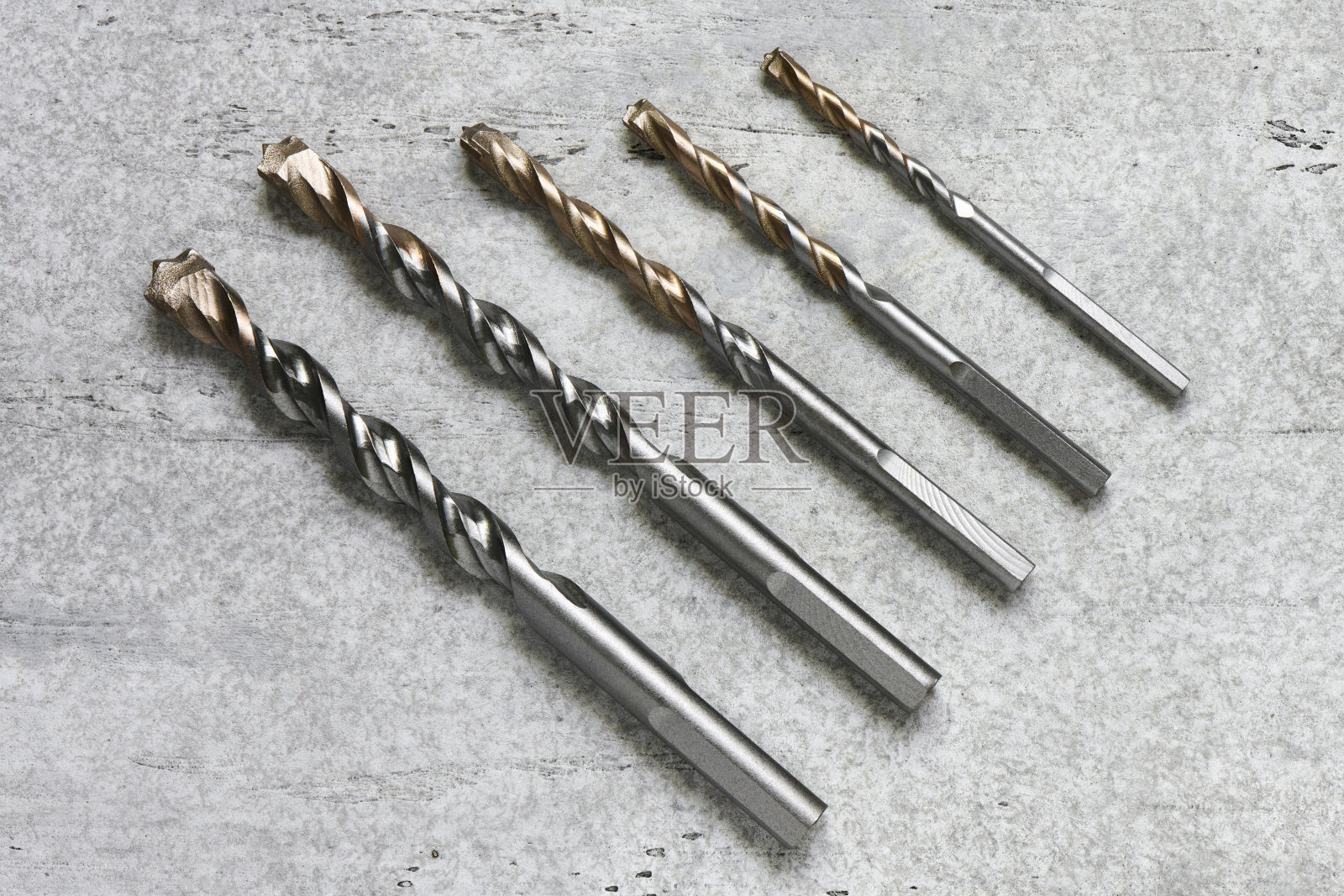 五个混凝土钻头在混凝土背景下照片摄影图片