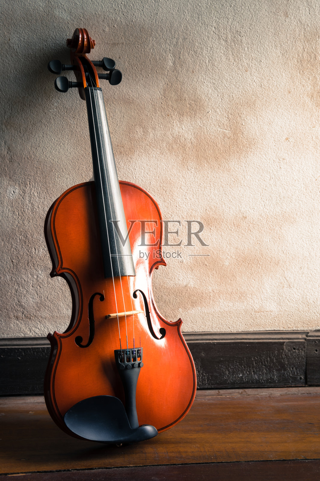 木制小提琴和旧的垃圾墙。照片摄影图片