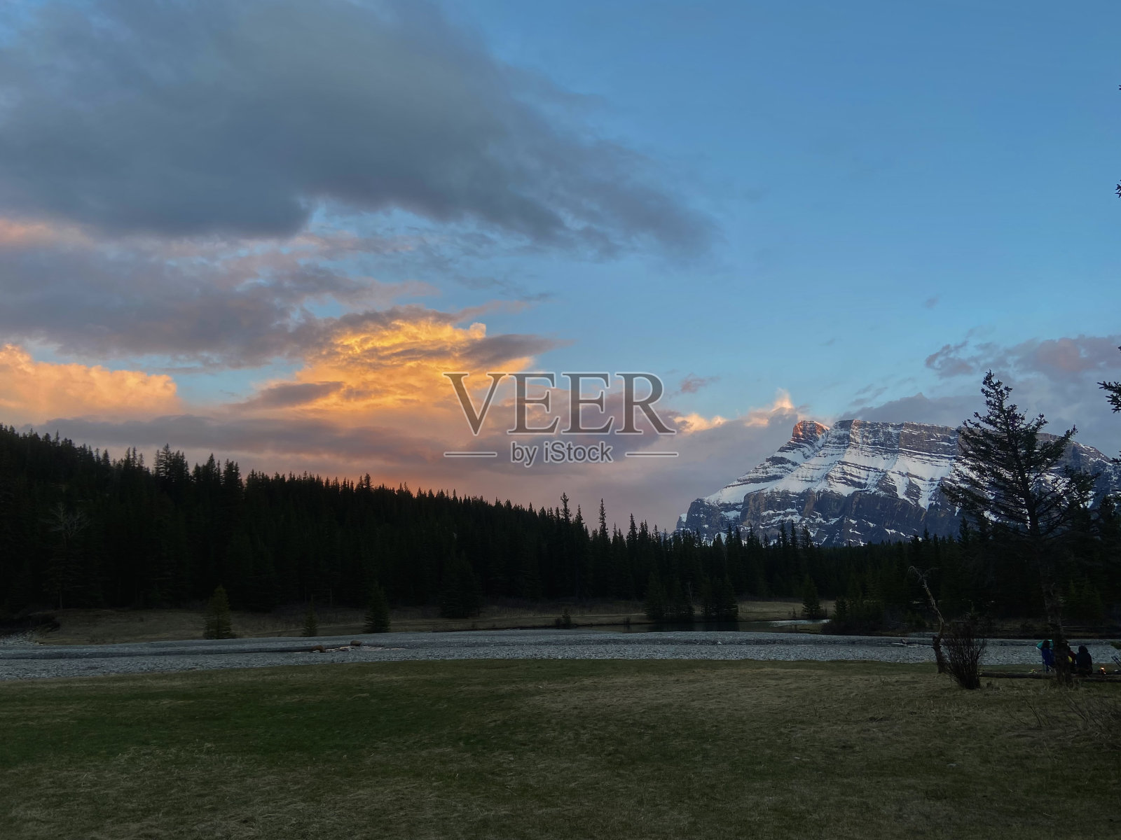 橙色的天空山照片摄影图片