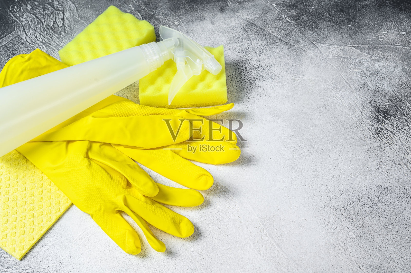 浴室和厕所黄色清洁概念，家居清洁，卫生，春季，家务，清洁用品。白色背景。前视图。本空间照片摄影图片