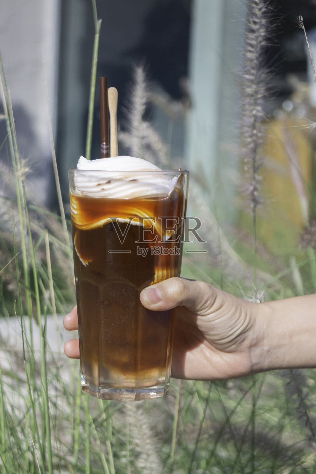 一杯冰块和新鲜咖啡照片摄影图片